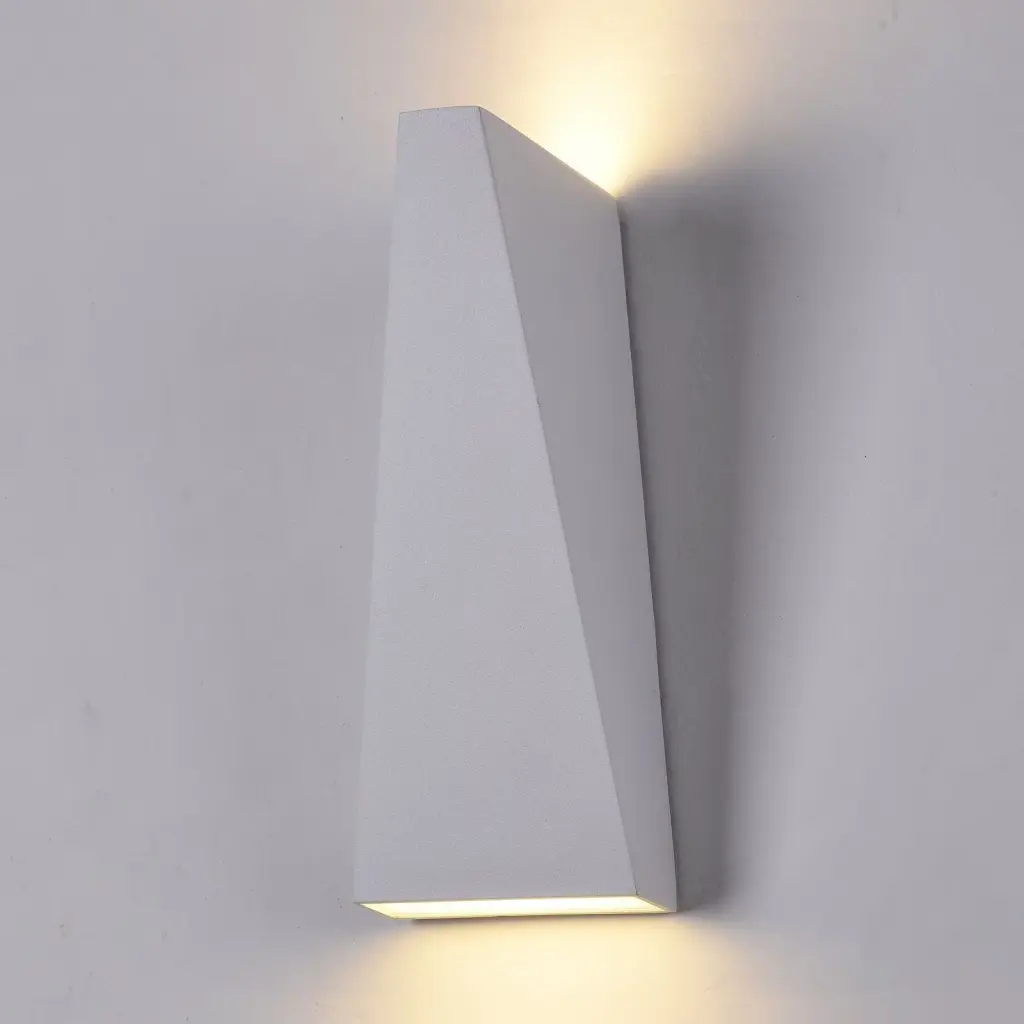 “BLUM” Светильник настенный А-силуэт белый №2