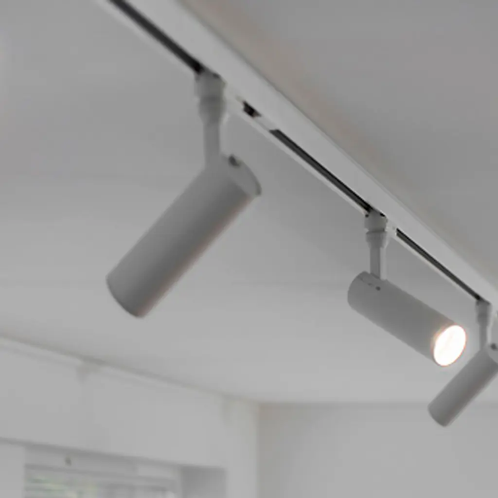 “BLUM” Flux Шинопровод накладной для крепления и питания трековых светильников 2м белый №4